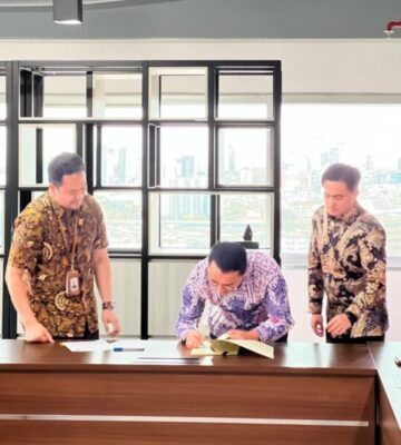 Terima Hibah Aset, Bupati Lambar Akan Manfaatkan Untuk Sekolah Lapang